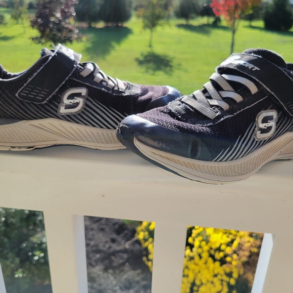 Boys size 3 sketchers - Picture 2 of 2